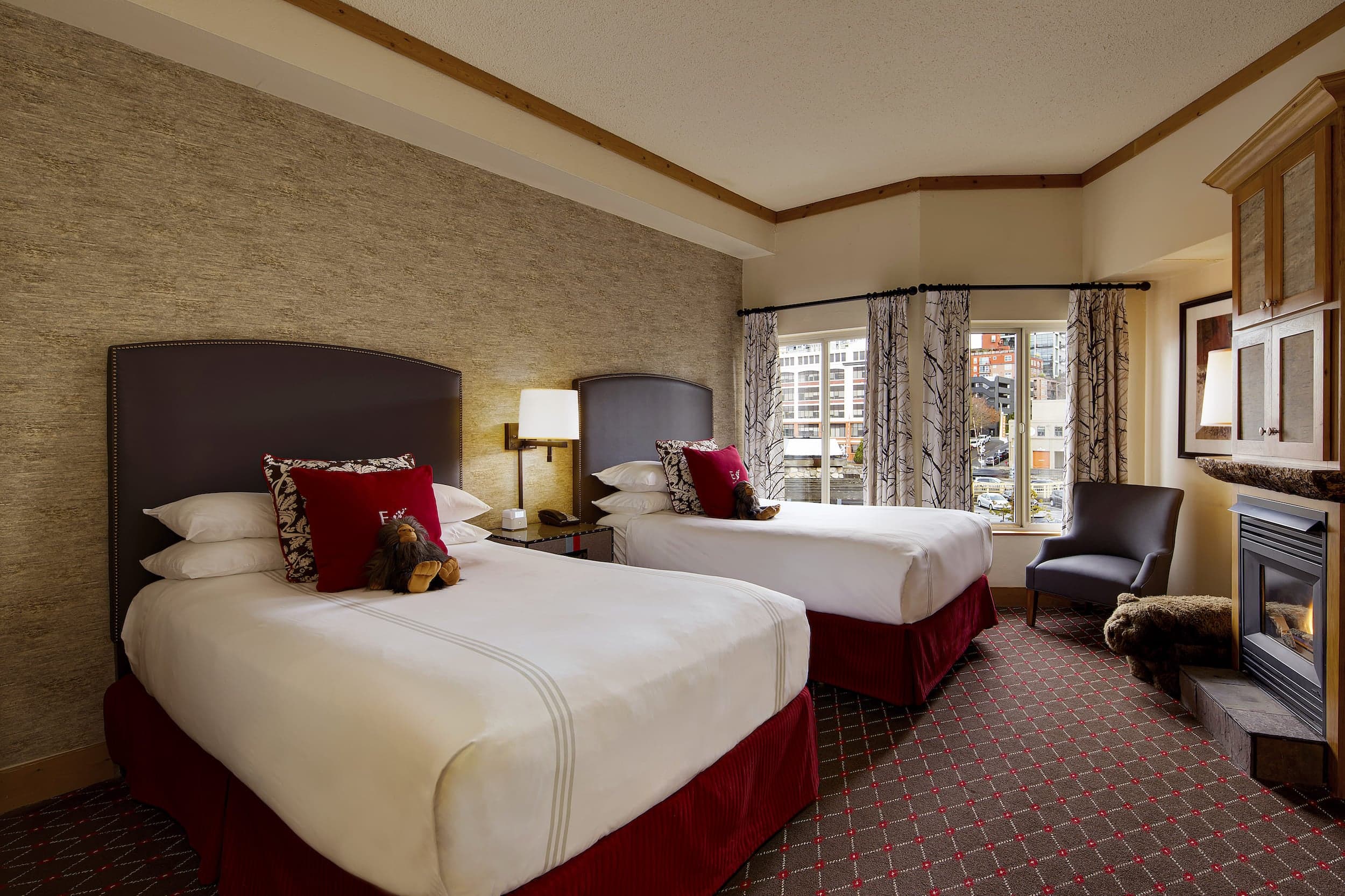 A double bed room with a city view at Edgewater